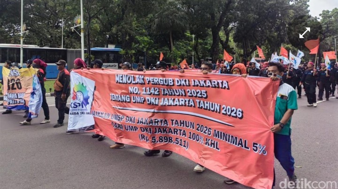 Demo Tolak UMP DKI Jakarta Hari ini, Buruh Mulai Padati Kawasan Monas