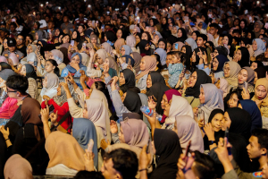 Masyarakat Kota Tidore Padati Pantai Tugulufa Sambut 2026