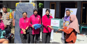 Peduli Pengungsi Kecamatan Ibu, Bayangkari Polda Malut Salurkan Bantuan