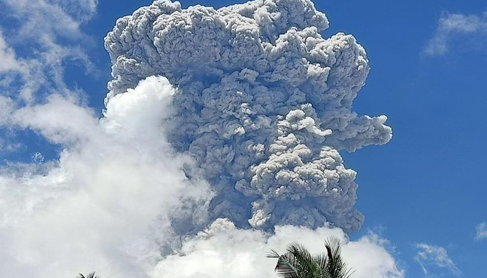 Gunung Ibu Kembali Erupsi, Kolom Abu Capai 400 Meter