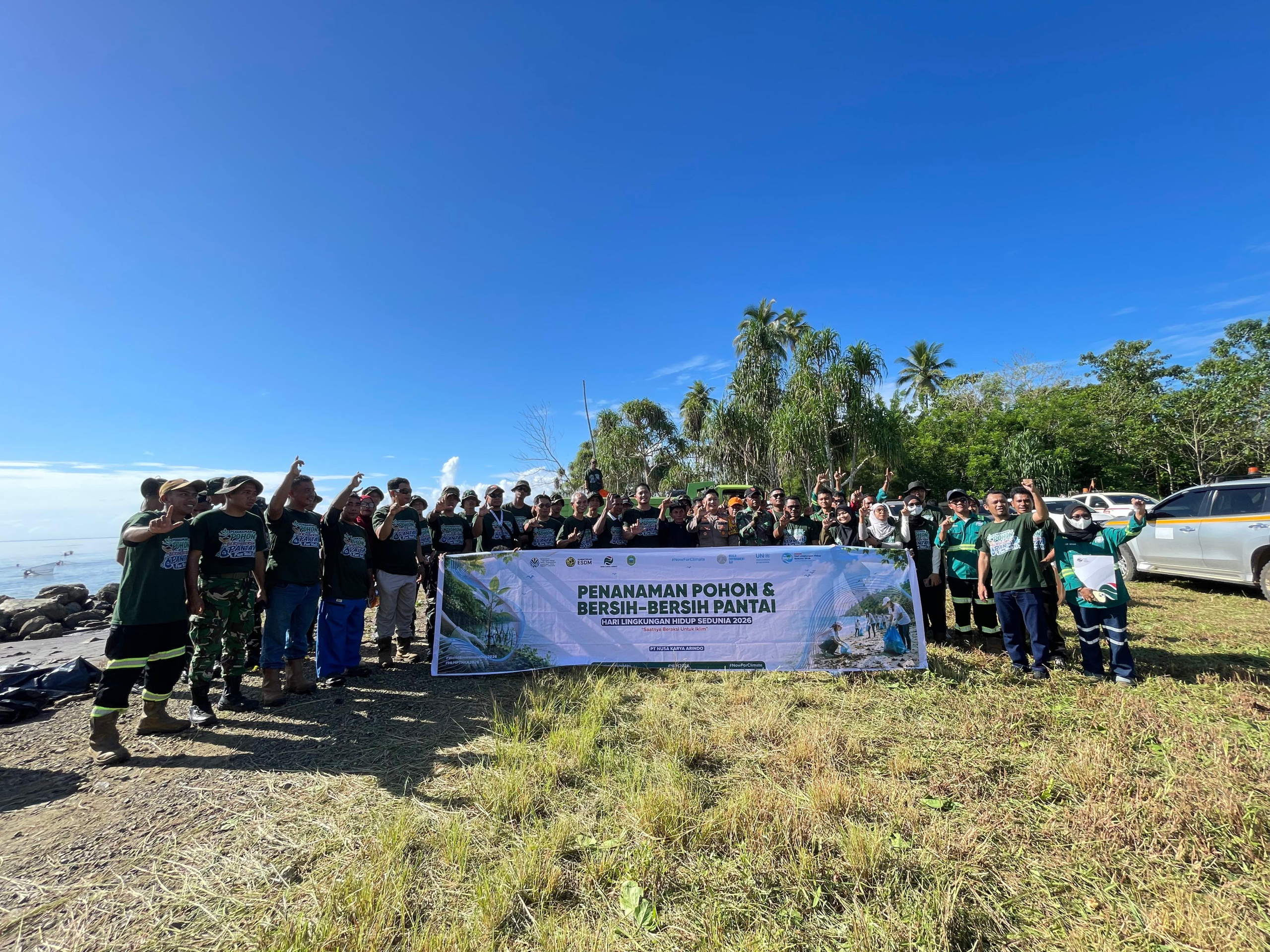 PT Nusa Karya Arindo Gelar Penanaman Pohon dan Bersih Pantai di Desa Wailukum